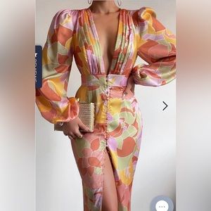 Beautiful dress, size XL. Never worn.